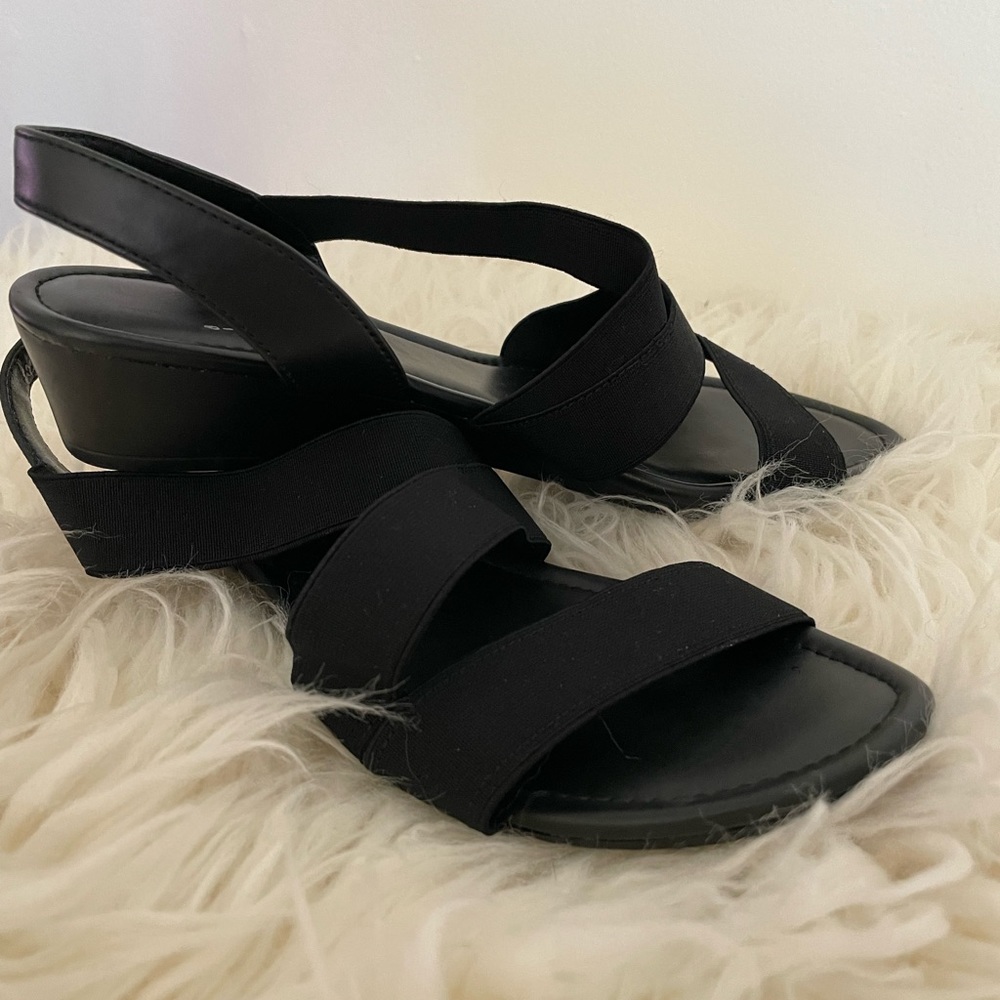 Black sandals with stretchy straps, womens size 8M